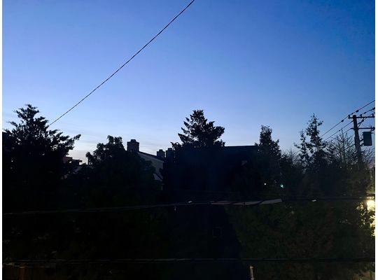 窓から見た北の空