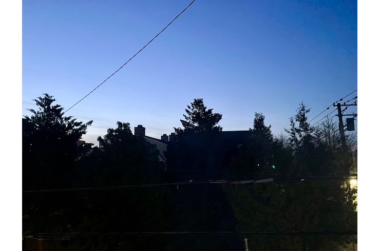 窓から見た北の空