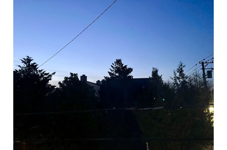 窓から見た北の空