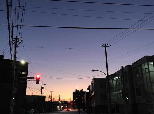 札幌のヨガスタジオミガクの前の通りから見る朝日