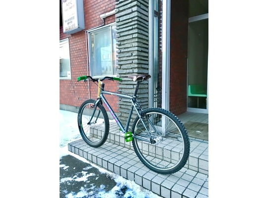 札幌のヨガスタジオミガク　玄関　チャリはまだ寒い