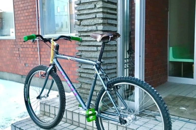 札幌のヨガスタジオミガク　玄関　チャリはまだ寒い