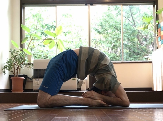 札幌のヨガスタジオミガクでカポターサナ